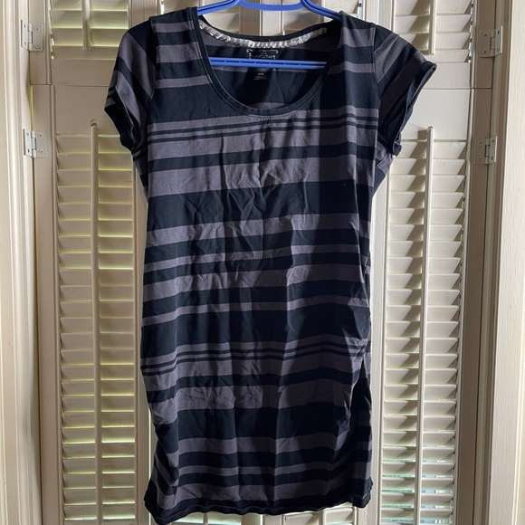 Maternity LOT. Fits like a med (different sizes) - Picture 1 of 6